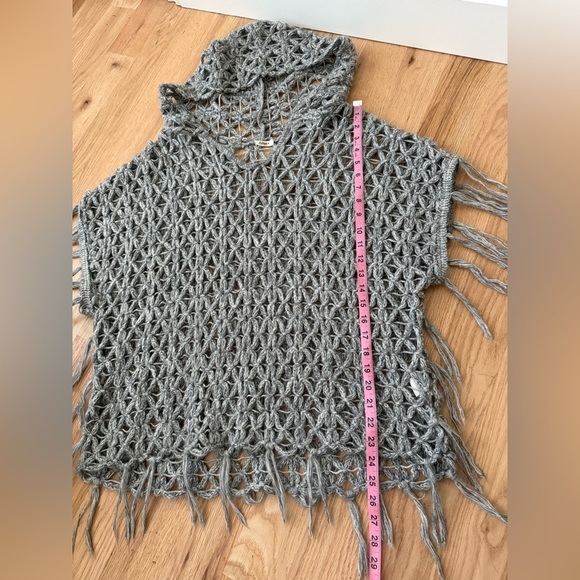 Dylan Mohair Blend Boho Open Knit Fringe Short Sleeve Poncho Hood Sweater Gray M - Picture 7 of 8